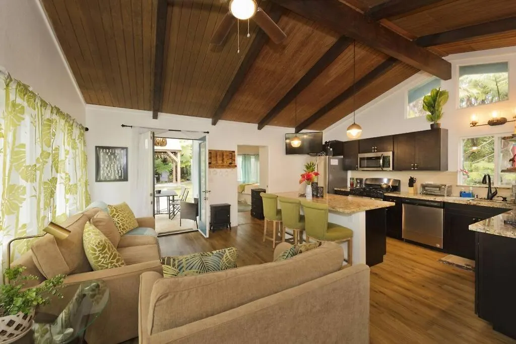 Holiday home Romantic Volcano Retreat: Luxury Soak-Tub & Firepit Near Hawaii Park
