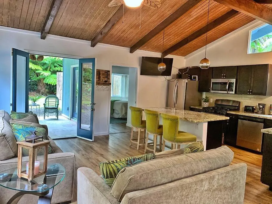 Romantic Volcano Retreat: Luxury Soak-Tub & Firepit Near Hawaii Park Holiday home