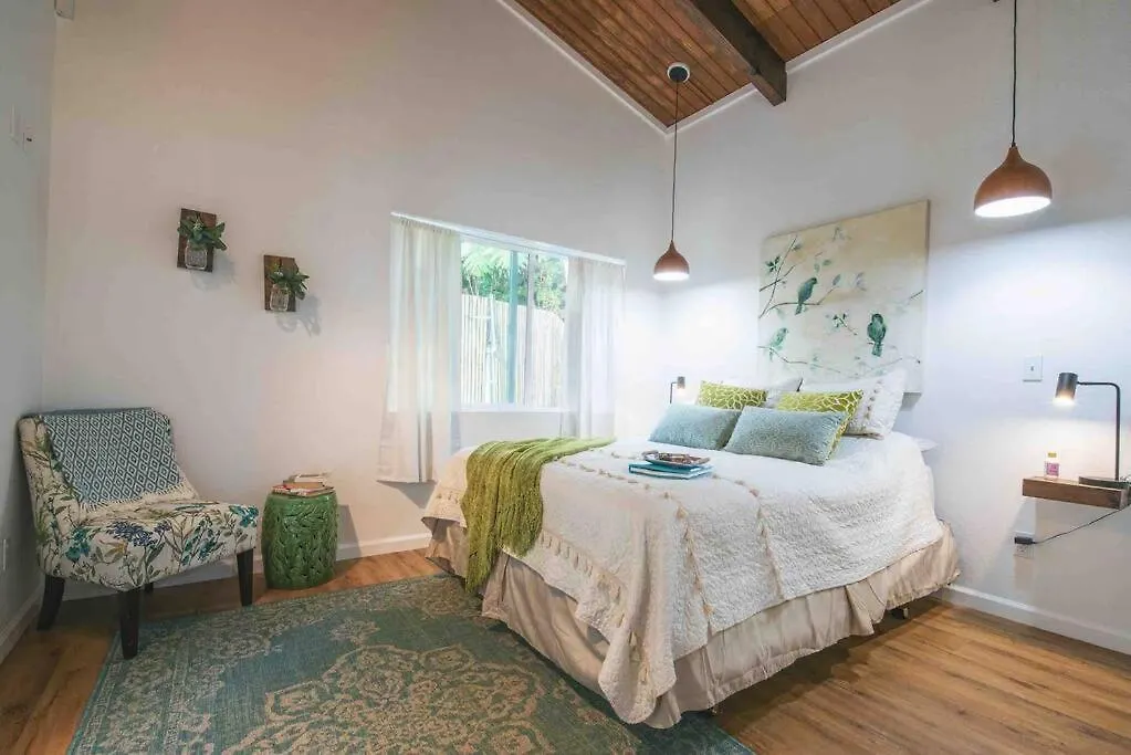 Romantic Volcano Retreat: Luxury Soak-Tub & Firepit Near Hawaii Park Holiday home