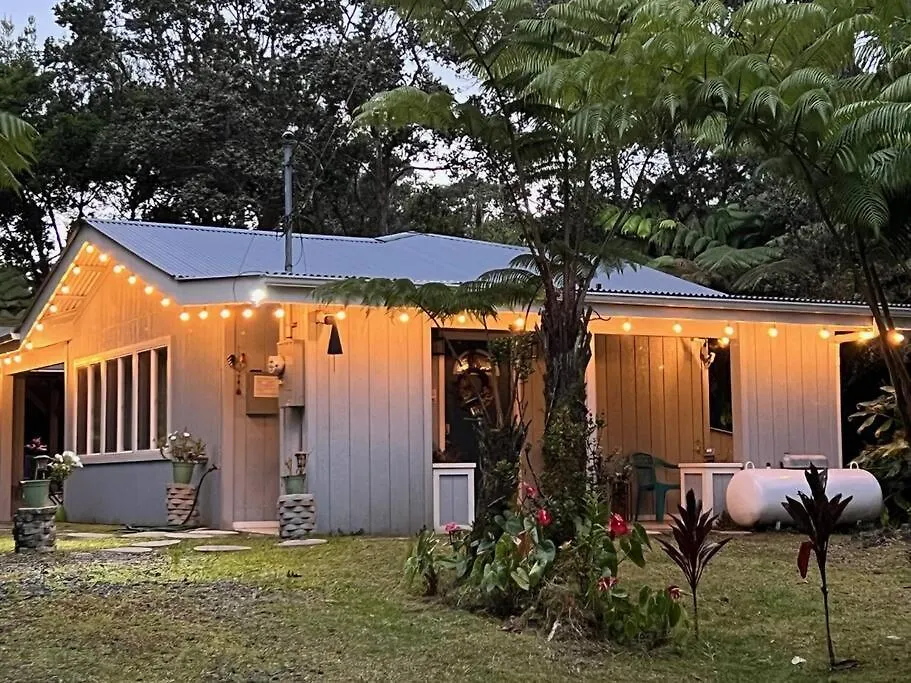 Holiday home Romantic Volcano Retreat: Luxury Soak-Tub & Firepit Near Hawaii Park