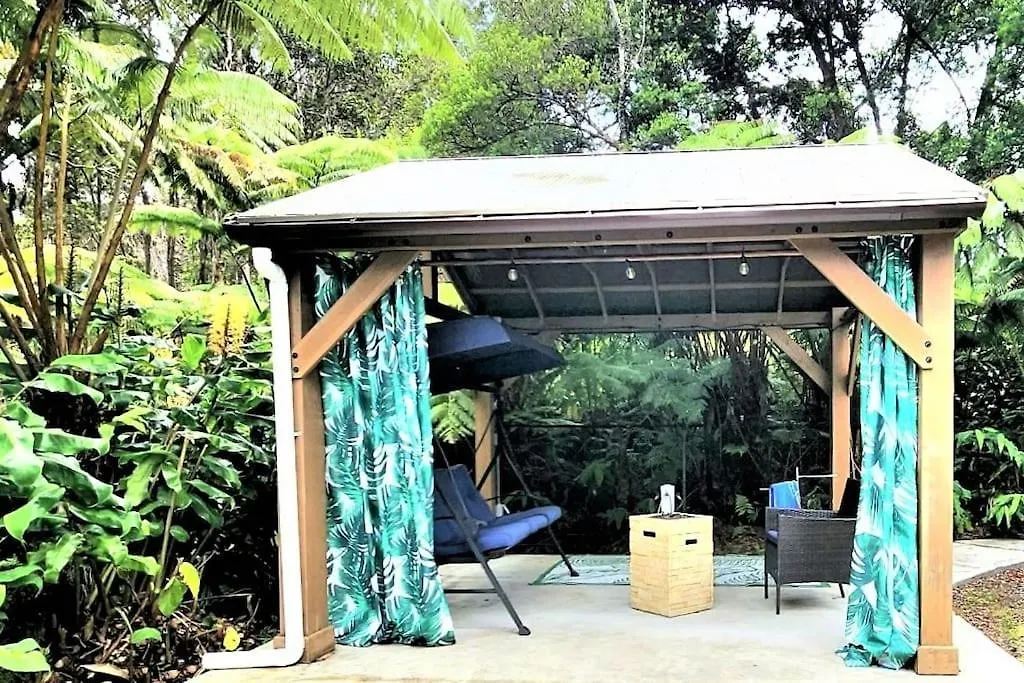 Romantic Volcano Retreat: Luxury Soak-Tub & Firepit Near Hawaii Park