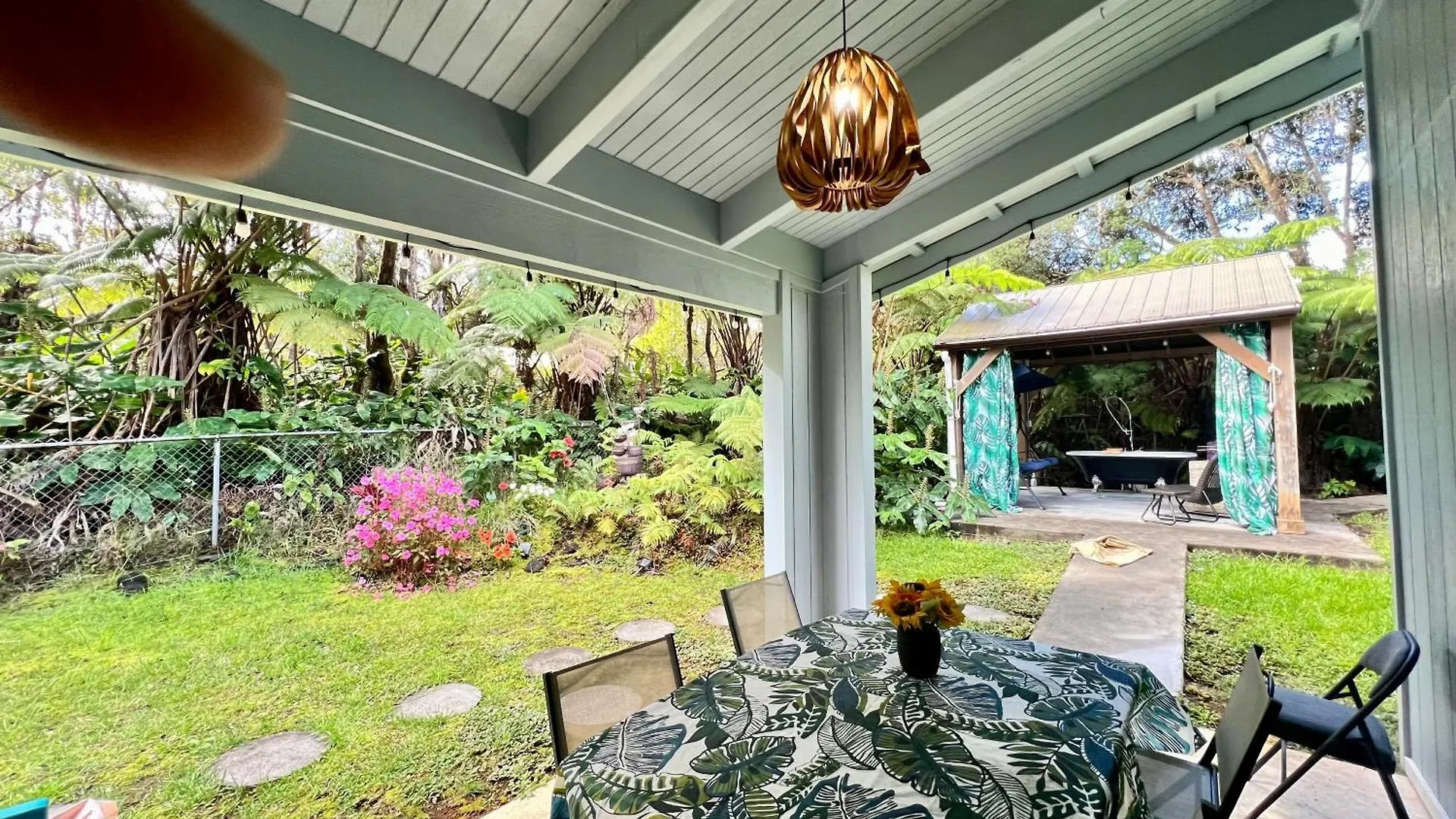 Holiday home Romantic Volcano Retreat: Luxury Soak-Tub & Firepit Near Hawaii Park